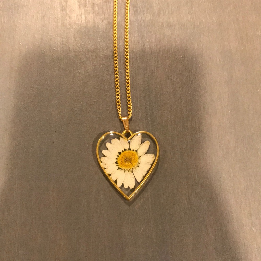 Beautiful pressed flower necklace 🌻